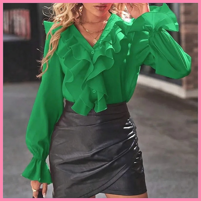 Women'S Fashion For 2025 - Elegancka bluzka damska z dekoltem w